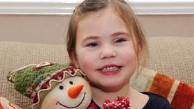 Odvážná dívenka je stále veselá a Vánoce si opravdu užívala, přestože jí rakovina připravila o jedno oko.