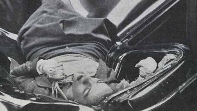 Evelyn McHale si 1. května roku 1947 vzala život skokem z Empire State Building.