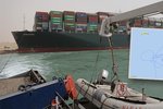 Loď před zablokováním Suezského průplavu „vykreslila“ penis
