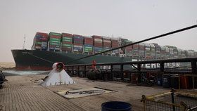 Suezský průplav zablokovala obří nákladní loď Ever Given (25. 3. 2021)