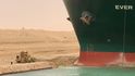 Pokusy o odblokování Suezského průplavu, který způsobila loď Ever Given, zatím selhávají.