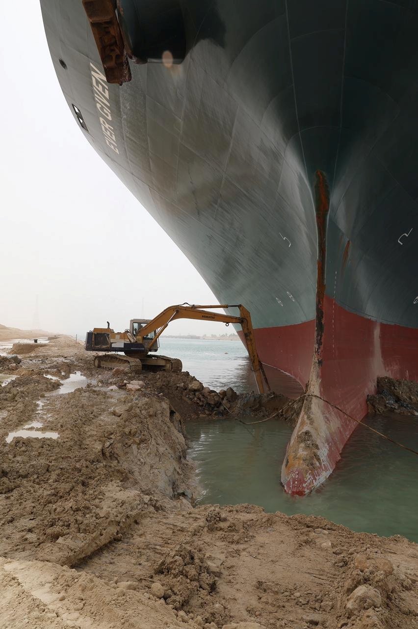 Suezský průplav zablokovala obří nákladní loď Ever Given (25. 3. 2021).