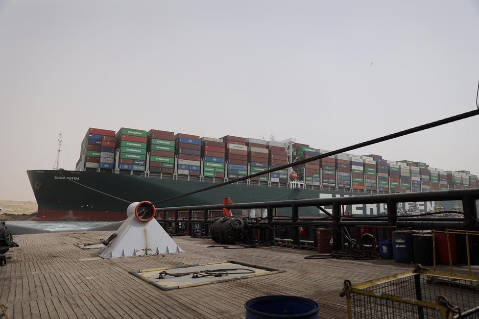 Suezský průplav zablokovala obří nákladní loď Ever Given (25. 3. 2021)