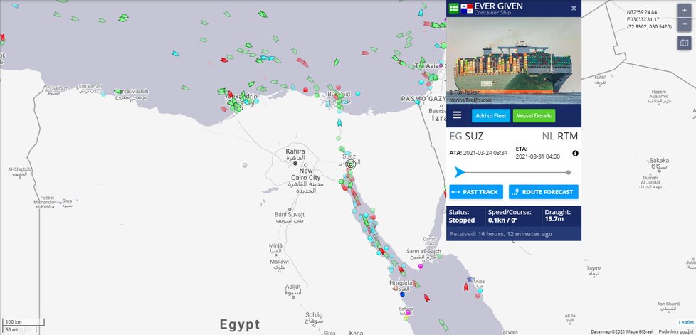 Mapa: Zablokovaný Suezský průplav vlivem zaklíněné obří nákladní lodi Ever Given