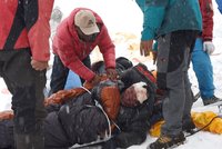 Smrt na střeše světa: Everest se otřásl, hrozí další laviny