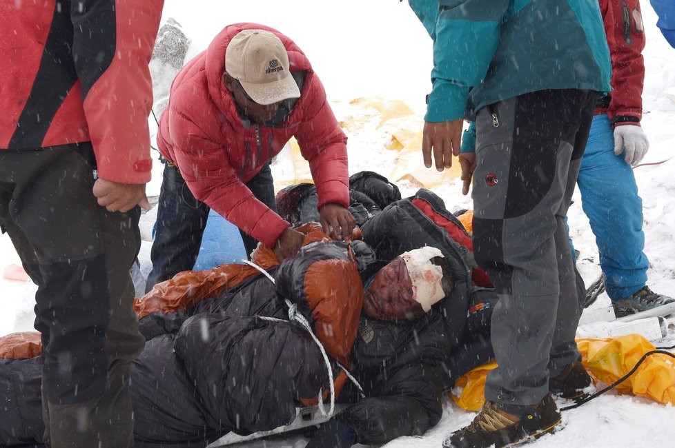 Na Everestu jsou desítky zraněných lidí, kteří marně čekají na záchranu