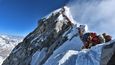 Na Everestu se někdy vytvoří dlouhé fronty.