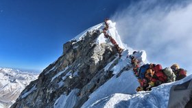 Na Everestu jsou dlouhé fronty.