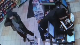 Záznam z bezpečnostní kamery, na němž Joshua O’Connor loupí v obchodě.