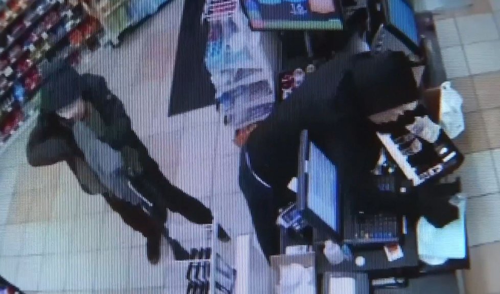 Záznam z bezpečnostní kamery, na němž Joshua O’Connor loupí v obchodě.