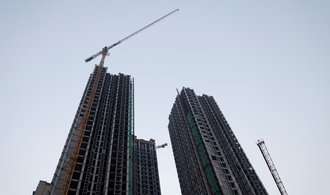 Zadlužená Evergrande pozastavila obchodování svých akcií na burze v Hongkongu