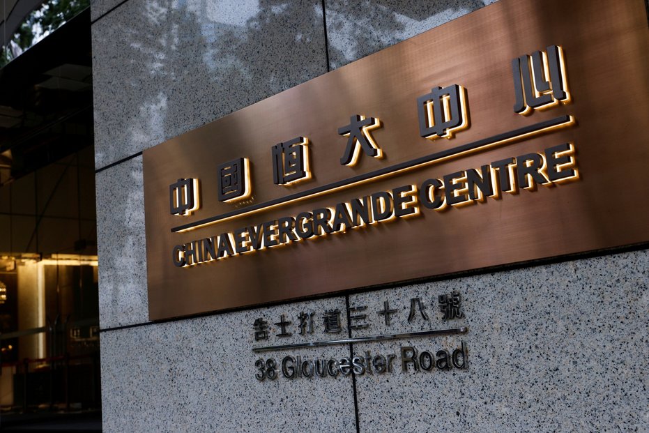 Evergrande, jeden z největších čínských developerů jedná podle agentury Reuters s bankami o odložení splátek.