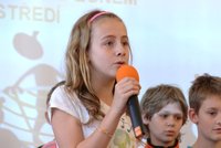 Holčička objíždí svět a zpívá hymny. Miliony pro děti chce získat i v Česku