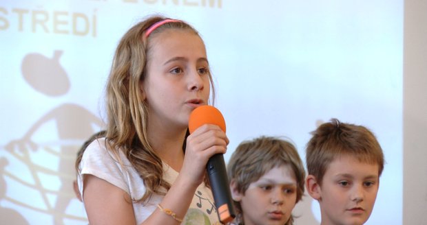 Holčička objíždí svět a zpívá hymny. Miliony pro děti chce získat i v Česku