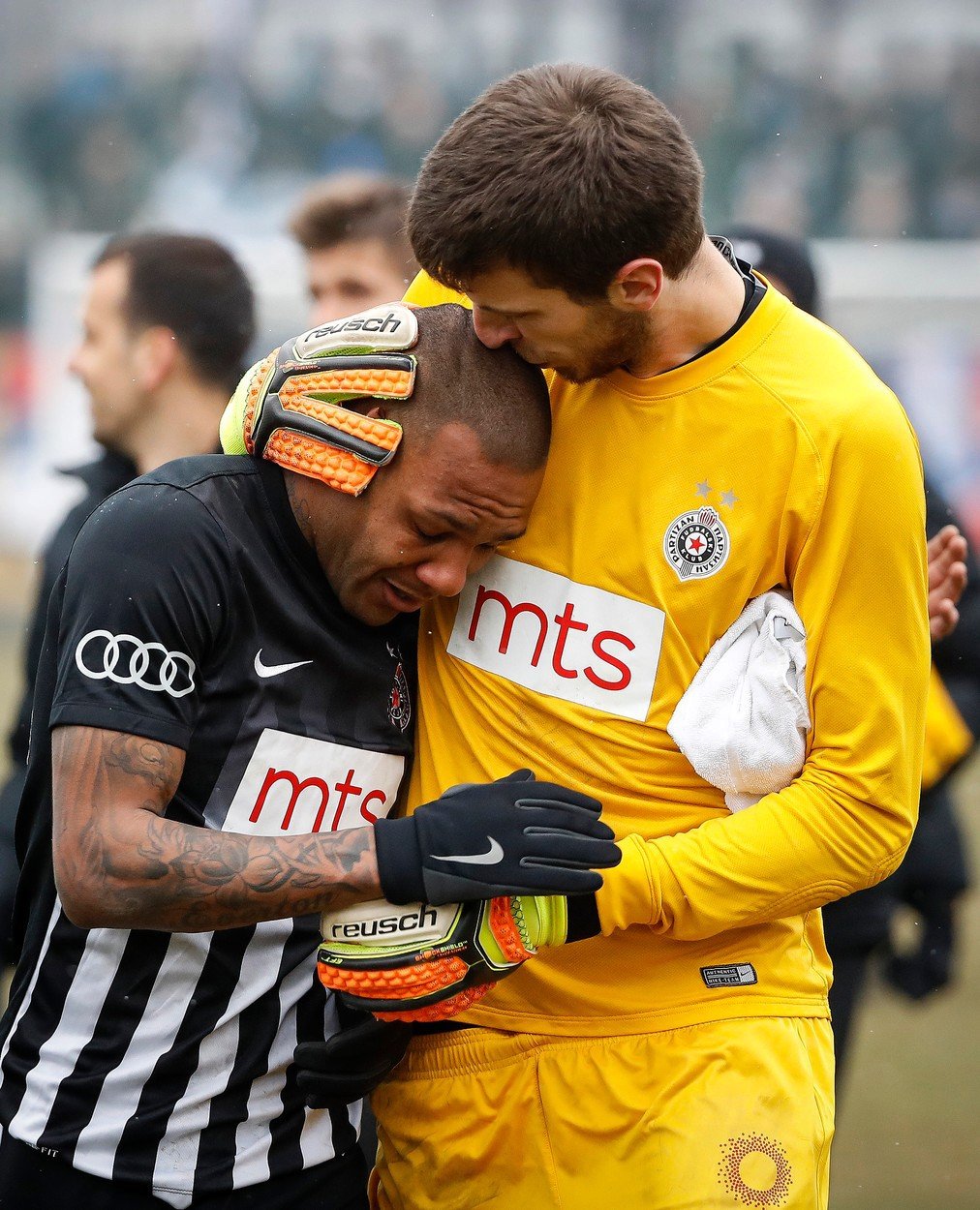Brazilský fotbalista Partizanu Bělehrad nevydržel rasistické urážky a rozbrečel se, museli ho utěšovat spoluhráči