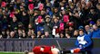Fanoušci Evertonu protestovali v neděli proti trestu od vedení Premier League. Město i stadion zaplavily kartičky odkazující na korupci v lize