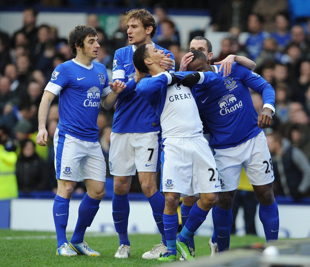 Radost fotbalistů Evertonu po vstřelené brance hned ve druhé minutě.