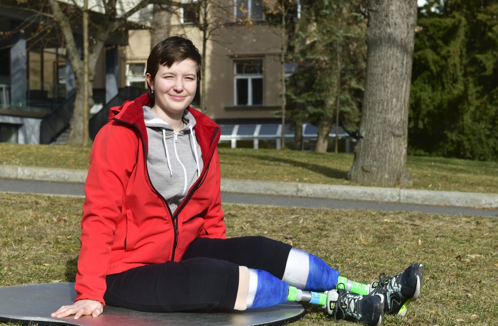 Evička pilně cvičí, aby mohla znovu tančit a lyžovat.