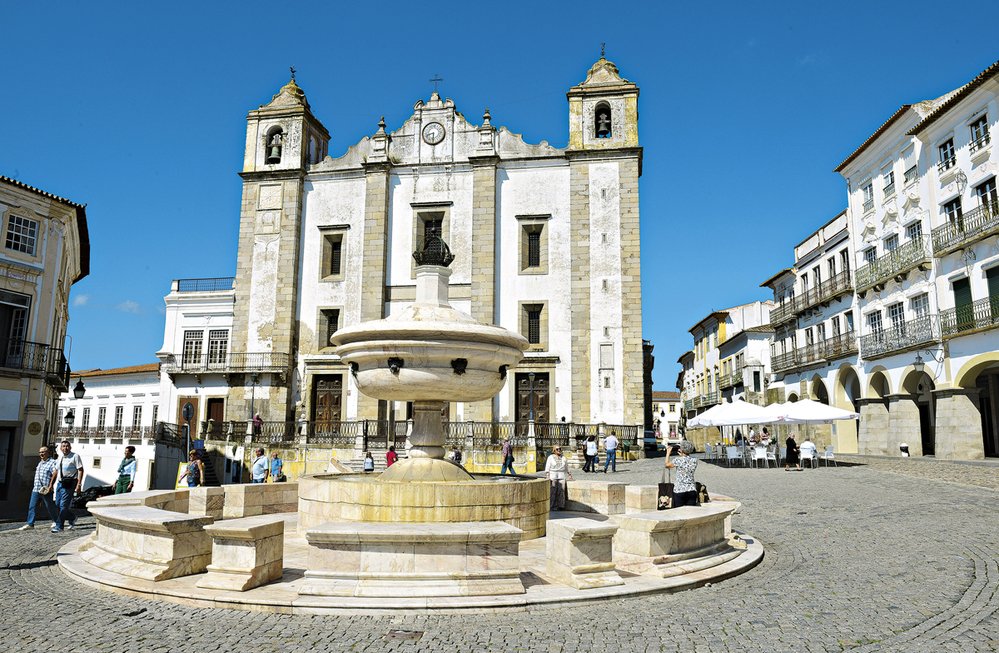Nespornou dominantu města tvoří katedrála, jež se začala stavět koncem 13. století.