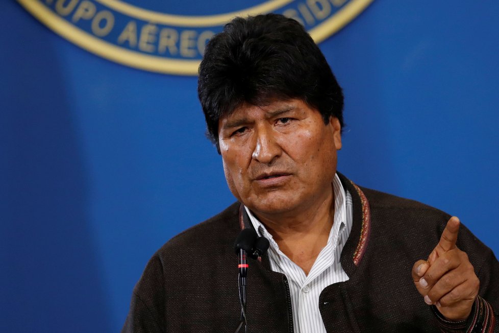 Bolivijský prezident Evo Morales rezignoval a uprchl do mexického. azylu