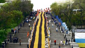 Ukrajina - V Oděse pokryli Potěmkinovy schody 142 metrů dlouhým fáborem sv. Jiřího, který symbolizuje vítězství nad zlými mocnostmi.