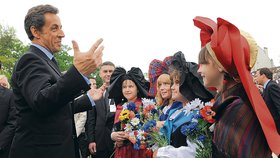 Francie - Prezident Nicolas Sarkozy během ceremoniálu vtipkoval s dívkami v tradičních alsaských krojích.