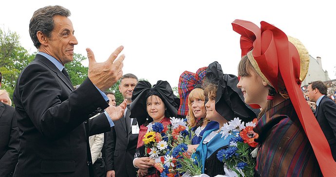 Francie - Prezident Nicolas Sarkozy během ceremoniálu vtipkoval s dívkami v tradičních alsaských krojích.