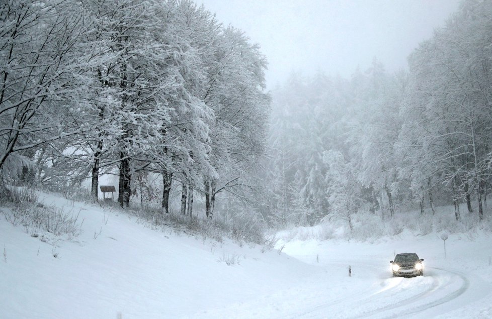 Sníh ochromuje dopravu po celé Evropě, jih Itálie hlásí záplavy a na horách hrozí laviny (3.2.2019)