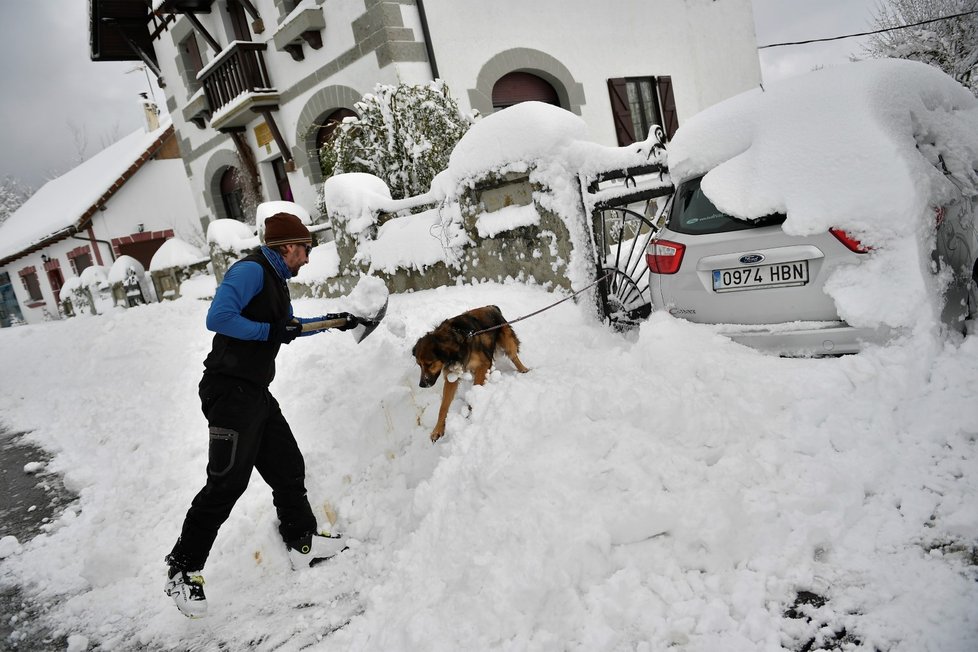 Sníh ochromuje dopravu po celé Evropě, jih Itálie hlásí záplavy a na horách hrozí laviny (3.2.2019)