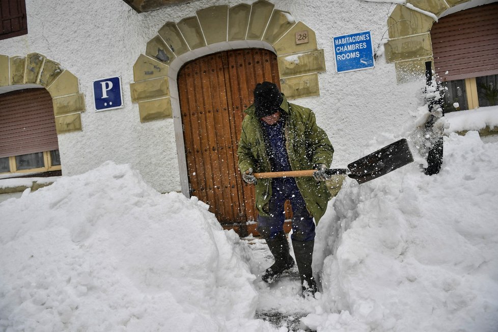 Sníh ochromuje dopravu po celé Evropě, jih Itálie hlásí záplavy a na horách hrozí laviny (3.2.2019)