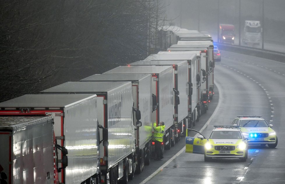 Strachy před novým kmenem koronaviru pocházejícím z Británie zastavili provoz mezi Evropou a ostrovní zemí (21. 12. 2020)