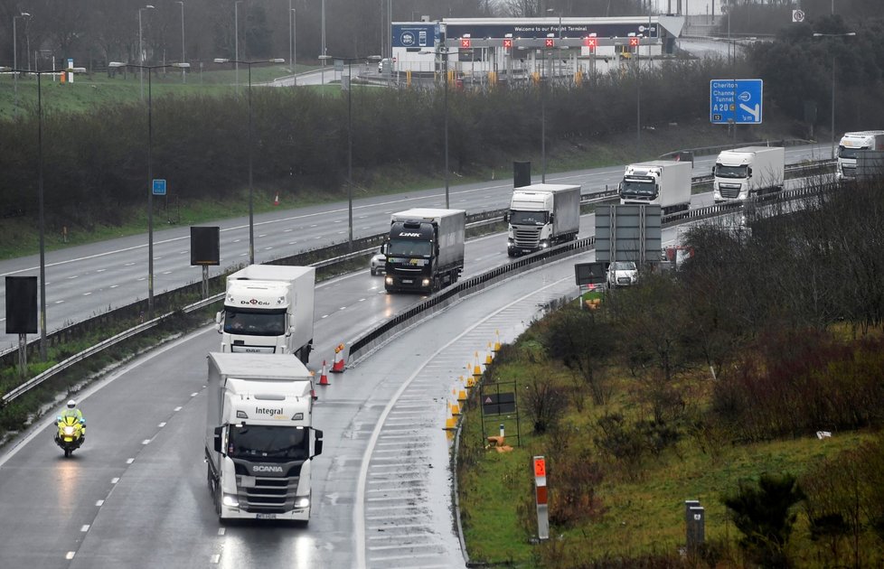 Strachy před novým kmenem koronaviru pocházejícím z Británie zastavili provoz mezi Evropou a ostrovní zemí (21. 12. 2020)