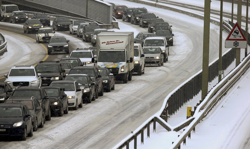 V Evropě udeřily mrazy. Zima komplikovala dopravu v Curychu.