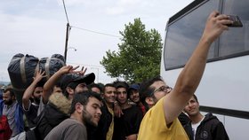 Migranti v Řecku si pořizují selfie.