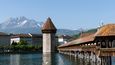 Kapličkový most, Luzern, Švýcarsko. Ve švýcarském Luzernu stojí nejstarší dřevěný krytý most v Evropě. Postaven byl už v roce 1333 a dnes se jedná o symbol města. Spojuje břehy řeky Reuss. Stříšky mostu zdobí trojstranné obrazy pocházející z doby protireformace.