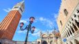 Piazza San Marco, Benátky: Hlavním benátským náměstím je náměstí svatého Marka, které vzniklo v devátém století, původně jako malý prostor před bazilikou zasvěcenou právě svatému Markovi. Do současné podoby bylo náměstí uvedeno v roce 1177. Část, která vede jižním směrem podél gotického Dóžecího paláce k přístavnímu molu, je známá jako náměstíčko svatého Marka. Náměstí je na třech stranách obepjato spojitými arkádami. Na straně východní mu pak dominuje právě bazilika svatého Marka, honosné sídlo benátské arcidiecéze, jeden z nejzářivějších příkladů italsko-byzantské architektury a domov mnoha význačných křesťanských artefaktů. Před bazilikou stojí ještě mohutná oddělená zvonice.
