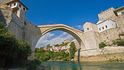 Starý most, Mostar, Bosna a Hercegovina. Známý obloukový most nad řekou Neretvou v bosenském Mostaru vznikl na konci 16. století v osmanské éře. Během bosenské války v 90. letech století dvacátého byl zničen, v novém tisíciletí jej ale obnovili a dnes opět představuje dominantu tohoto jedinečného města. Spolu s historickým jádrem Mostaru je zapsán na Seznam památek UNESCO.