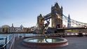 Tower Bridge, Londýn, Velká Británie. Kombinovaný visutý a zvedací most Tower Bridge je jedním z nejznámějších symbolů britské metropole. Spojuje část London City s městskou částí Tower Hamlets. Vystavěn byl na konci 19. století. Ve věžích mostu je umístěna historická expozice a turisticky přístupné jsou i obě lávky, které je spojují.