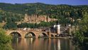 Most Karla Teodora Falckého, Heidelberg, Německo. Kamenný obloukový most v univerzitním městě Heidelberg byl postaven na konci 18. století, i tak mu nikdo neřekne jinak než „starý most“. Vede přes řeku Neckar a má délku zhruba 200 metrů. Vstupuje se na něj takzvanou Mosteckou branou, která bývala součástí středověkého opevnění města.