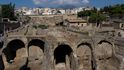 Herculaneum, Itálie. Rozlehlé římské město, které bylo roku 79 našeho letopočtu – podobně jako o něco známější Pompeje – zničeno výbuchem sopky Vesuv. Zaplavil je proud vařícího bahna a suti, znovu objeveno pak bylo v 18. století. Památku najdete nedaleko Neapole.