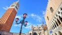 Piazza San Marco, Benátky: Hlavním benátským náměstím je náměstí svatého Marka, které vzniklo v devátém století, původně jako malý prostor před bazilikou zasvěcenou právě svatému Markovi. Do současné podoby bylo náměstí uvedeno v roce 1177. Část, která vede jižním směrem podél gotického Dóžecího paláce k přístavnímu molu, je známá jako náměstíčko svatého Marka. Náměstí je na třech stranách obepjato spojitými arkádami. Na straně východní mu pak dominuje právě bazilika svatého Marka, honosné sídlo benátské arcidiecéze, jeden z nejzářivějších příkladů italsko-byzantské architektury a domov mnoha význačných křesťanských artefaktů. Před bazilikou stojí ještě mohutná oddělená zvonice.