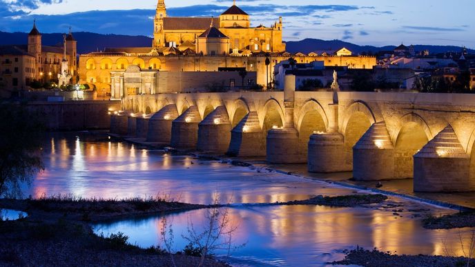Římský most, Cordóba, Španělsko. Andaluské město Cordóba je přeplněné památkami, jednou z nich je právě i starověký Římský most, vystavěný již v prvním století našeho letopočtu. Jedná se o kamenný, 331 metrů dlouhý most s šestnácti oblouky. Na konci mostu stojí římská pevnost Torre de la Callahorra, která střežila vstup do města.
