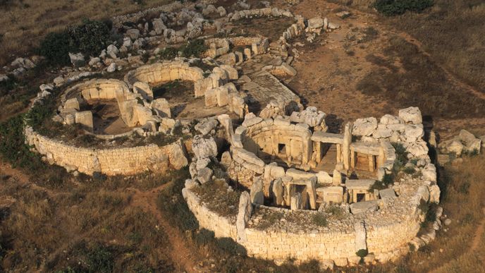 Mnajdra, Malta. Maltská Mnajdra se od ostatních zahrnutých archeologických lokalit liší, je totiž mnohem starší. Zdejší chrámový komplex je datován přibližně do doby 3800–2500 před naším letopočtem. Jedná se o pozůstatek dávná megalitické kultury, která na ostrově žila. Podobných taveb se ostatně na Maltě dochovalo hned několik.