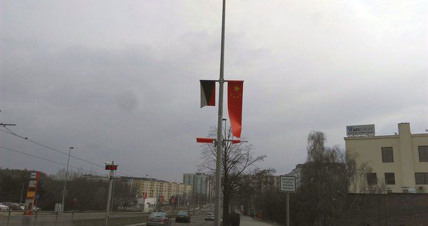 Čínskou vlajku v Praze někdo odřízl. Policie ho zadržela, starosta čin chválí