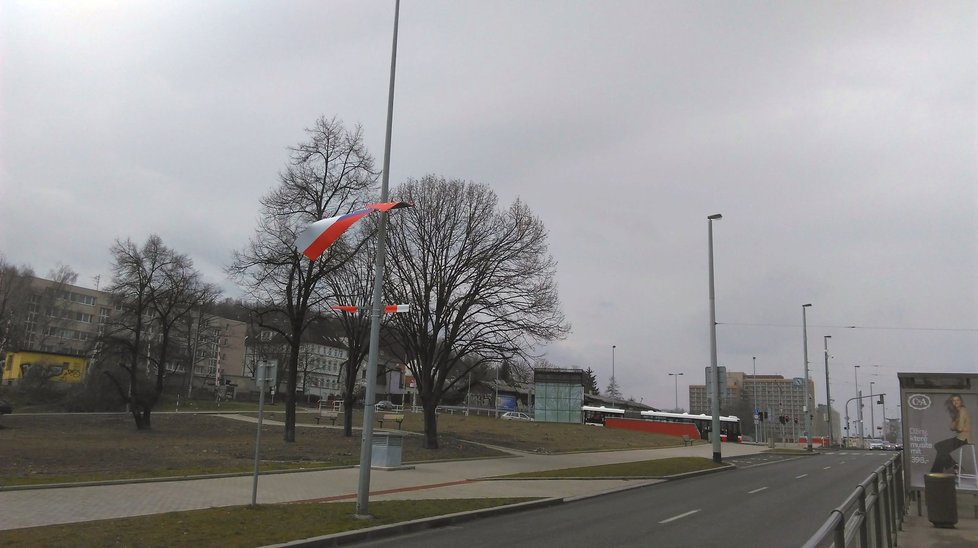 Na Evropské v noci na pátek muž (33) odřízl vlajku. Zadržela ho policie.