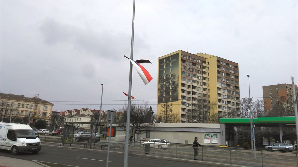 Na Evropské v noci na pátek muž (33) odřízl vlajku. Zadržela ho policie.