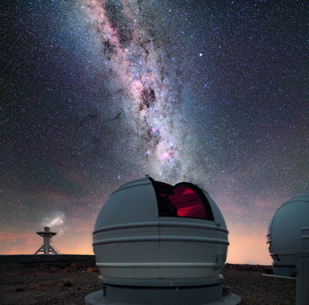 Obloha nad Evropskou jižní observatoří (La Silla) v Chile. Uprostřed je vidět pás Mléčné dráhy
