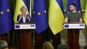 Ukrajina vykročila na cestu do Evropské unie. Ve čtvrtek získala status kandidátské země. Na snímku šéfka Evropské komise Ursula von der Leyenová a ukrajinský prezident Volodymyr Zelenskyj.