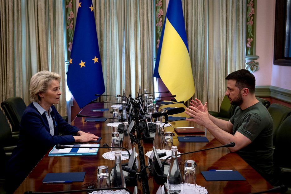 Už ve čtvrtek může být Ukrajině udělen status kandidátské země pro vstup do EU. K plnému členství ale ještě povede dlouhá a složitá cesta. Na snímku šéfka Evropské komise Ursula von der Leyenová a ukrajinský prezident Volodymyr Zelenskyj.
