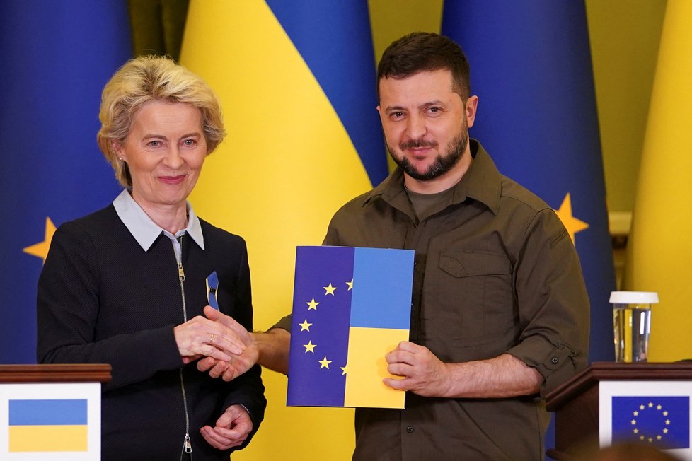 Ursula von der Leyenová při návštěvě Ukrajiny: Setkala se i s prezidentem Zelenským.